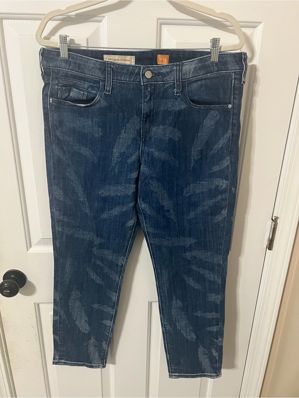 Anthropologie Pilcro Womens Feather Print Jeans Size 32 BohoChic StatementDenim